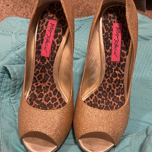 ✨Betsey Johnson Glitter Pumps✨ - Picture 2 of 5